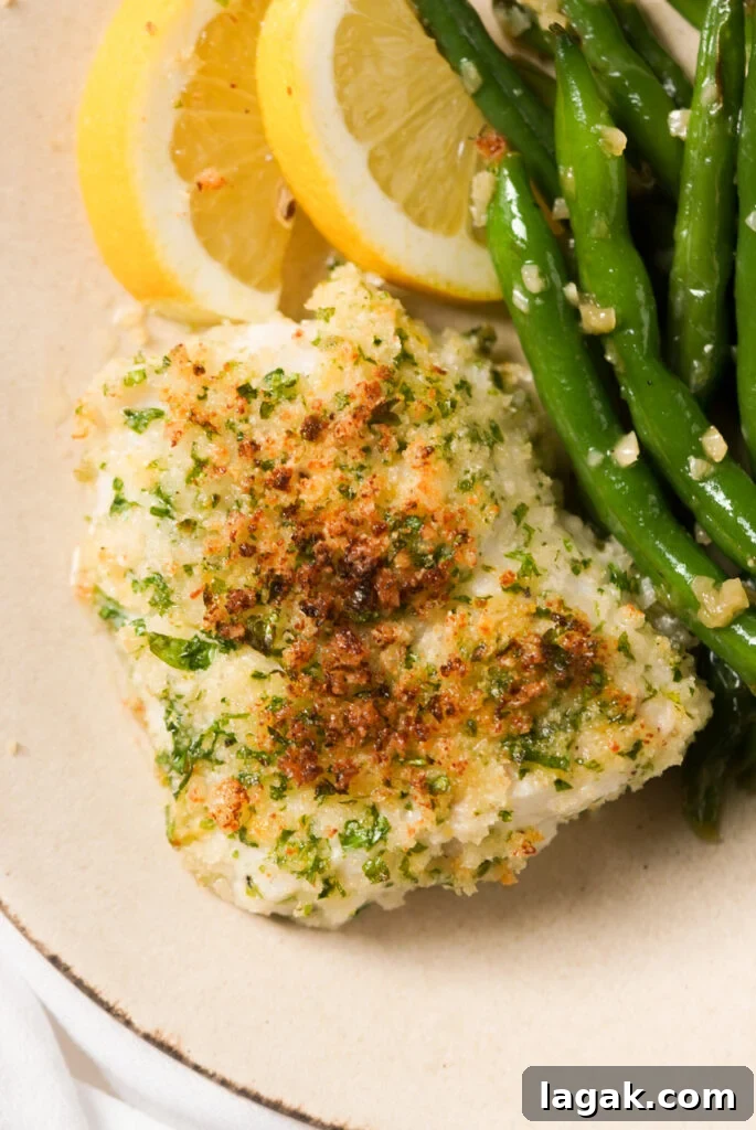 baked cod filet with green beans on the side