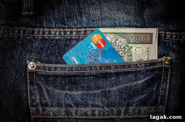 5 Smart Tips for Choosing a Credit Card After a Major Life Change 2 Credit card visibly sticking out of a person