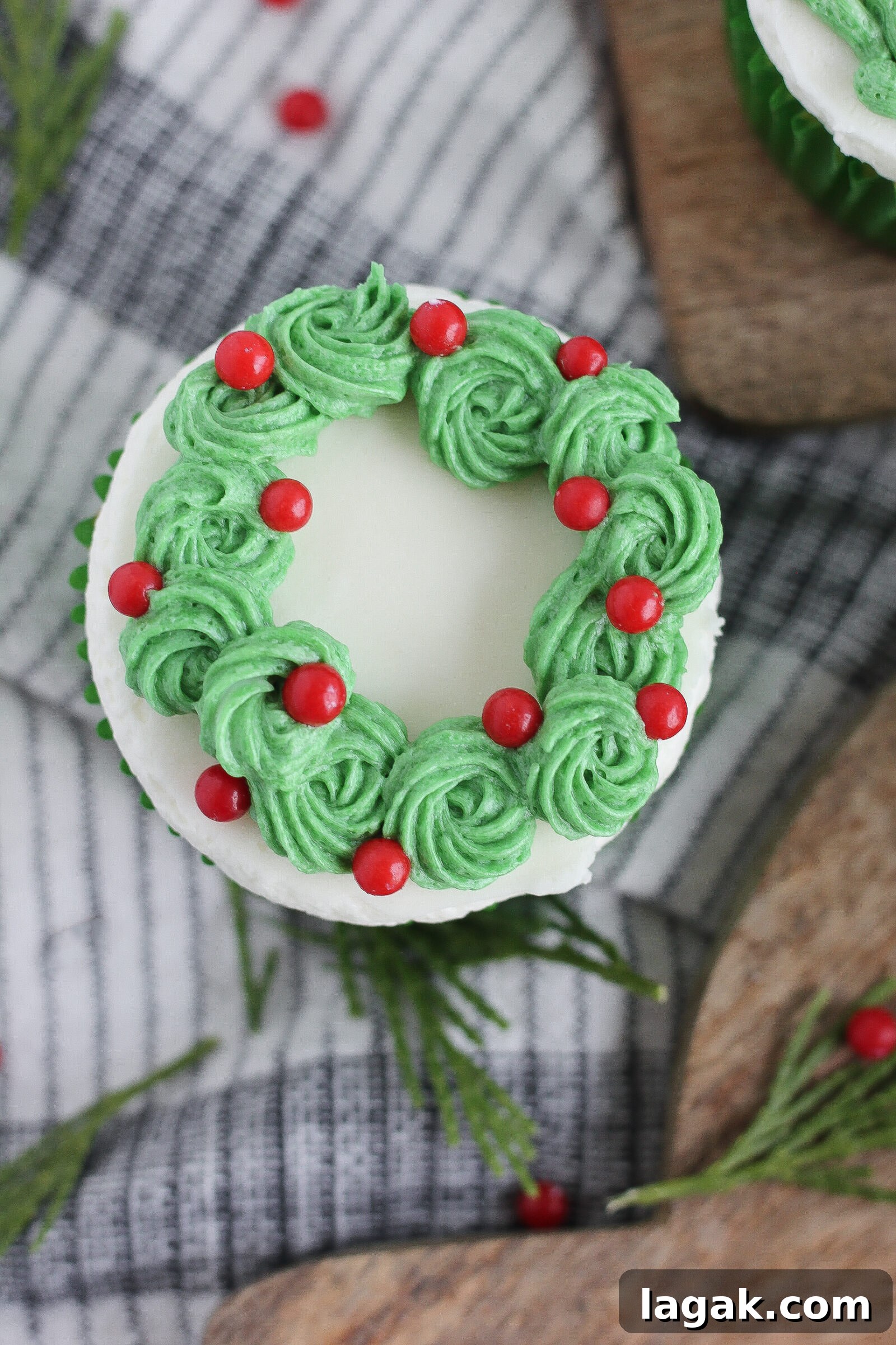 6 Creative Buttercream Wreath Cupcake Piping Ideas 12 Simple braid wreath