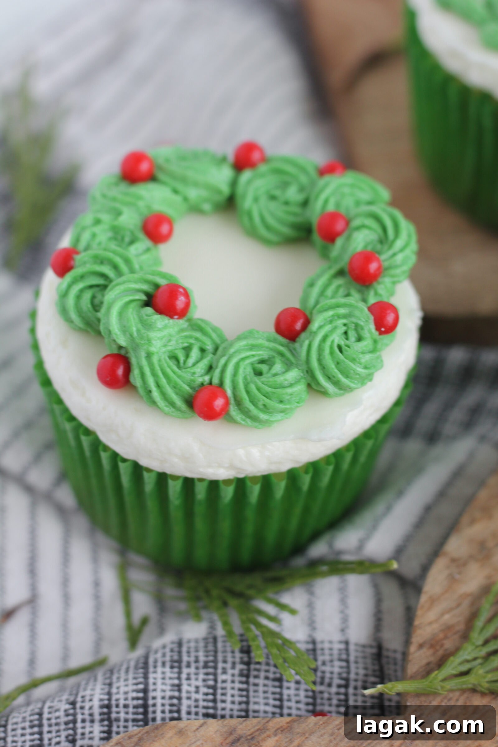 6 Creative Buttercream Wreath Cupcake Piping Ideas 13 Simple braid closeup