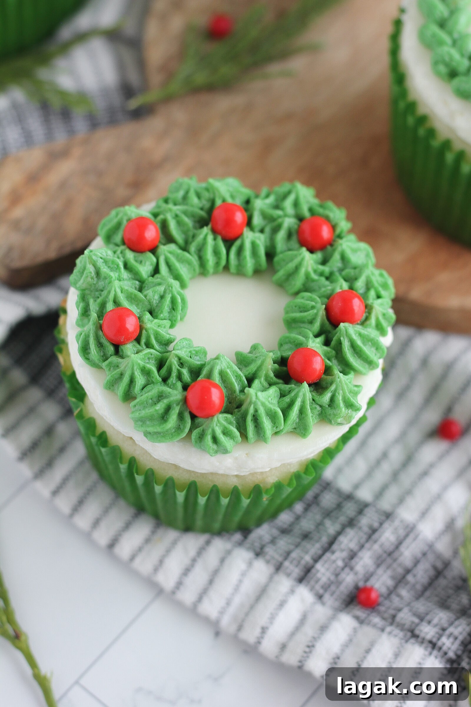 6 Creative Buttercream Wreath Cupcake Piping Ideas 14 Rosette wreath