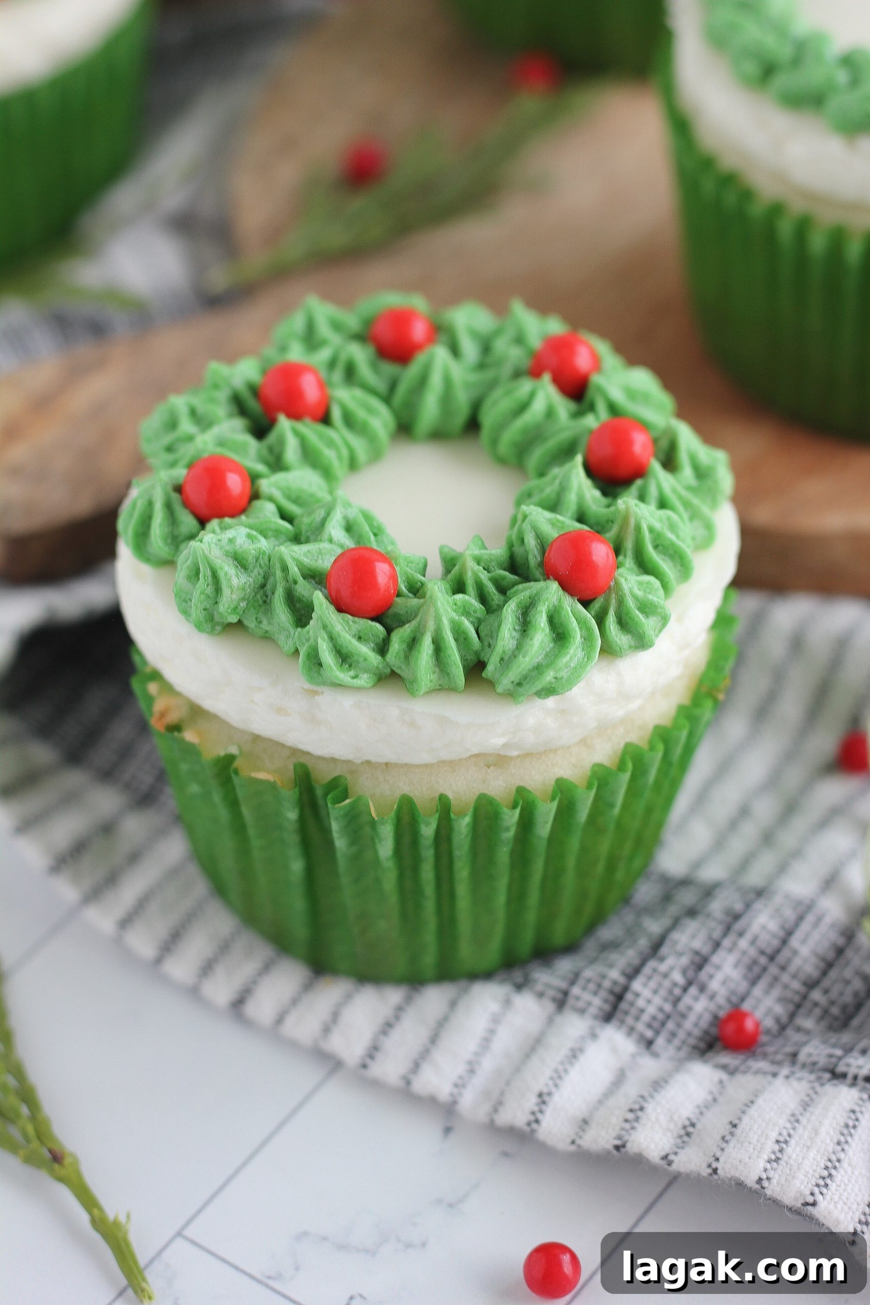6 Creative Buttercream Wreath Cupcake Piping Ideas 15 Rosette wreath closeup