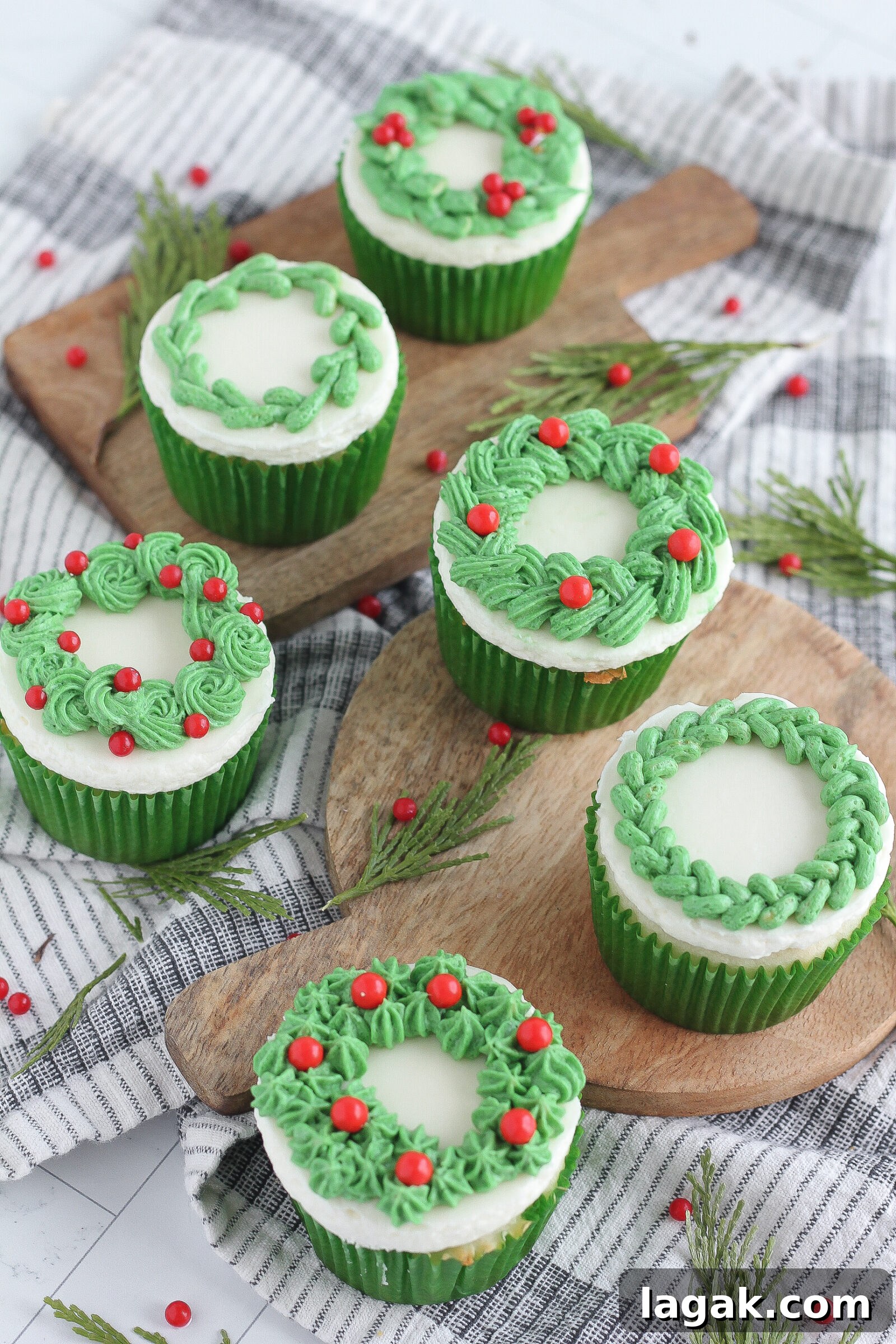 6 Creative Buttercream Wreath Cupcake Piping Ideas 3 Green and white buttercream