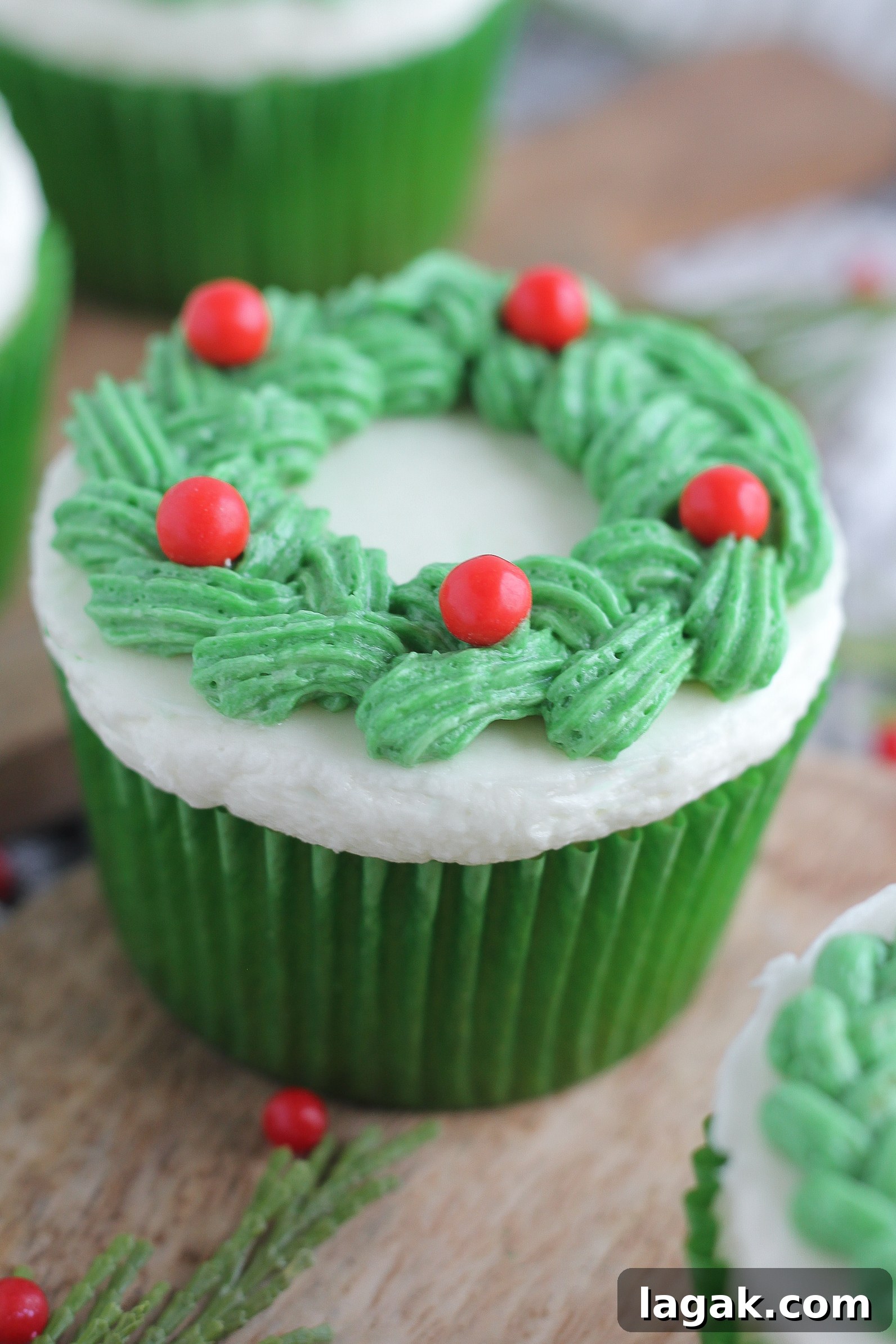 6 Creative Buttercream Wreath Cupcake Piping Ideas 5 Closeup wreath cupcakes