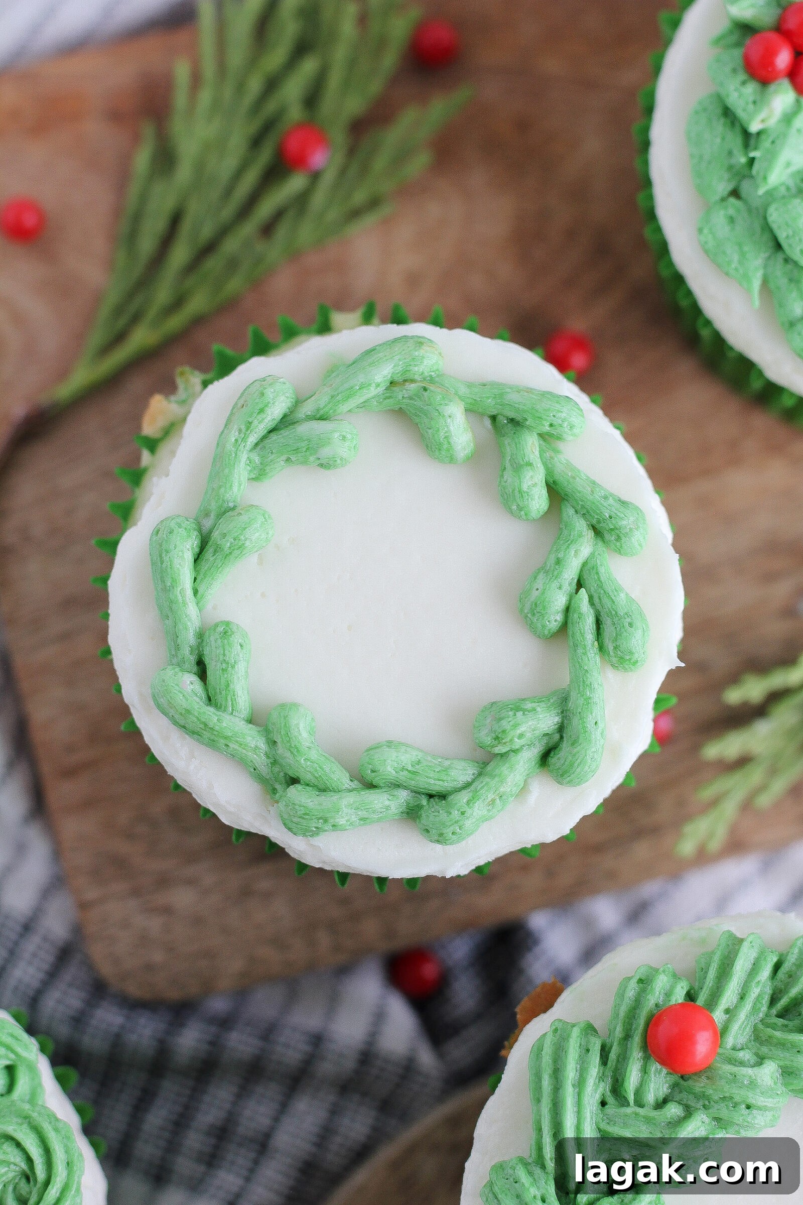 6 Creative Buttercream Wreath Cupcake Piping Ideas 6 Star braid wreath examples