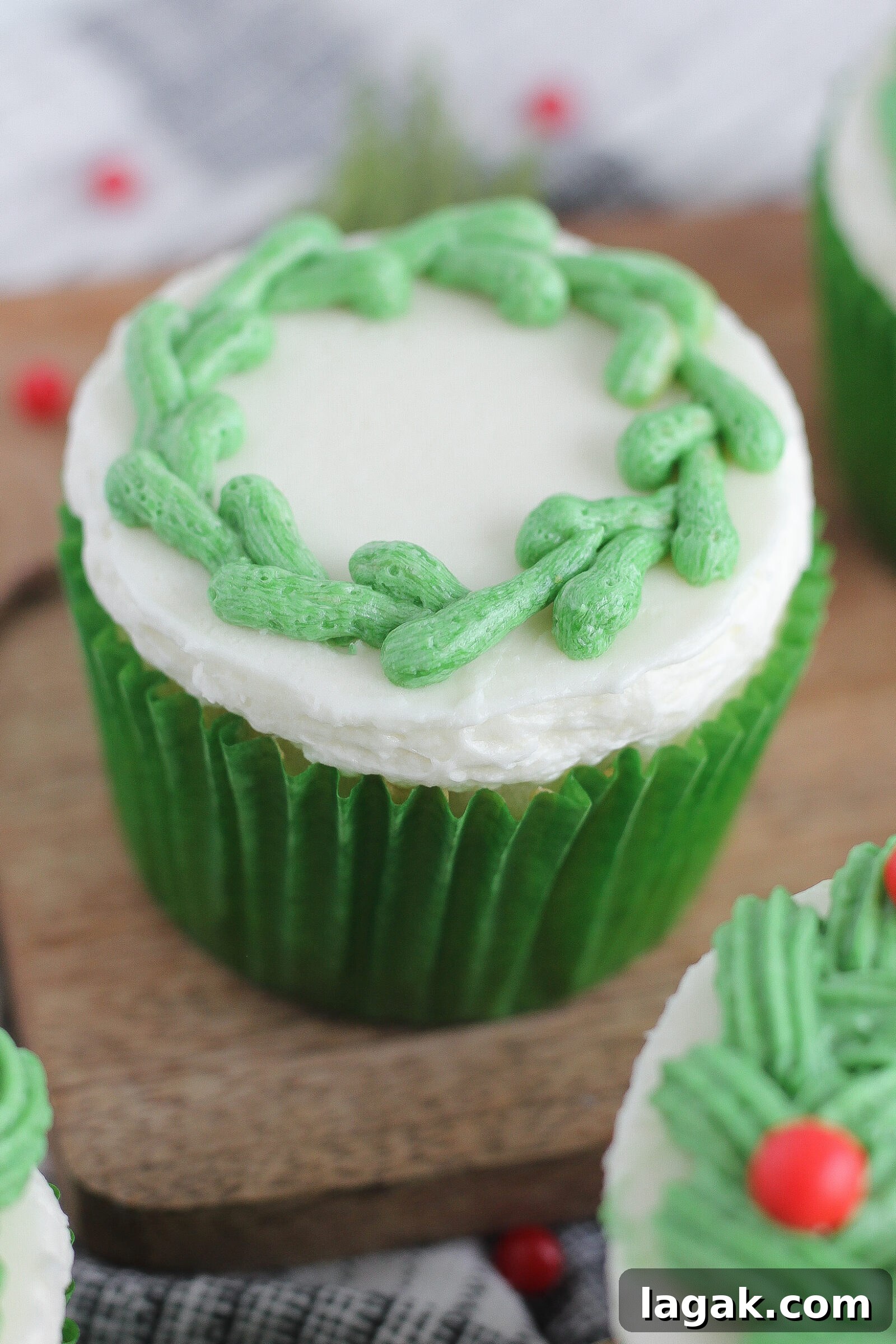 6 Creative Buttercream Wreath Cupcake Piping Ideas 7 Star braid closeup