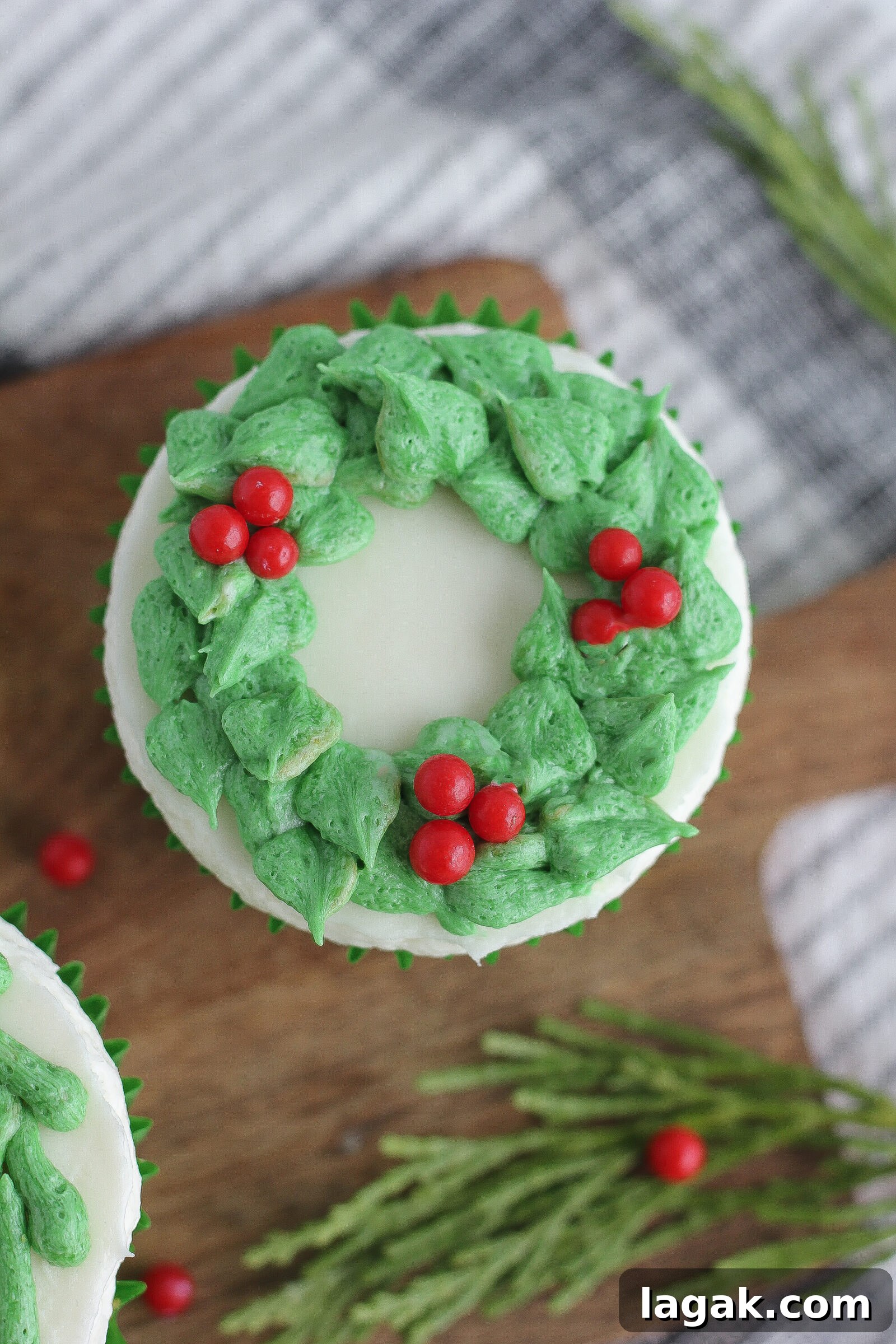 6 Creative Buttercream Wreath Cupcake Piping Ideas 8 Minimal wreath examples