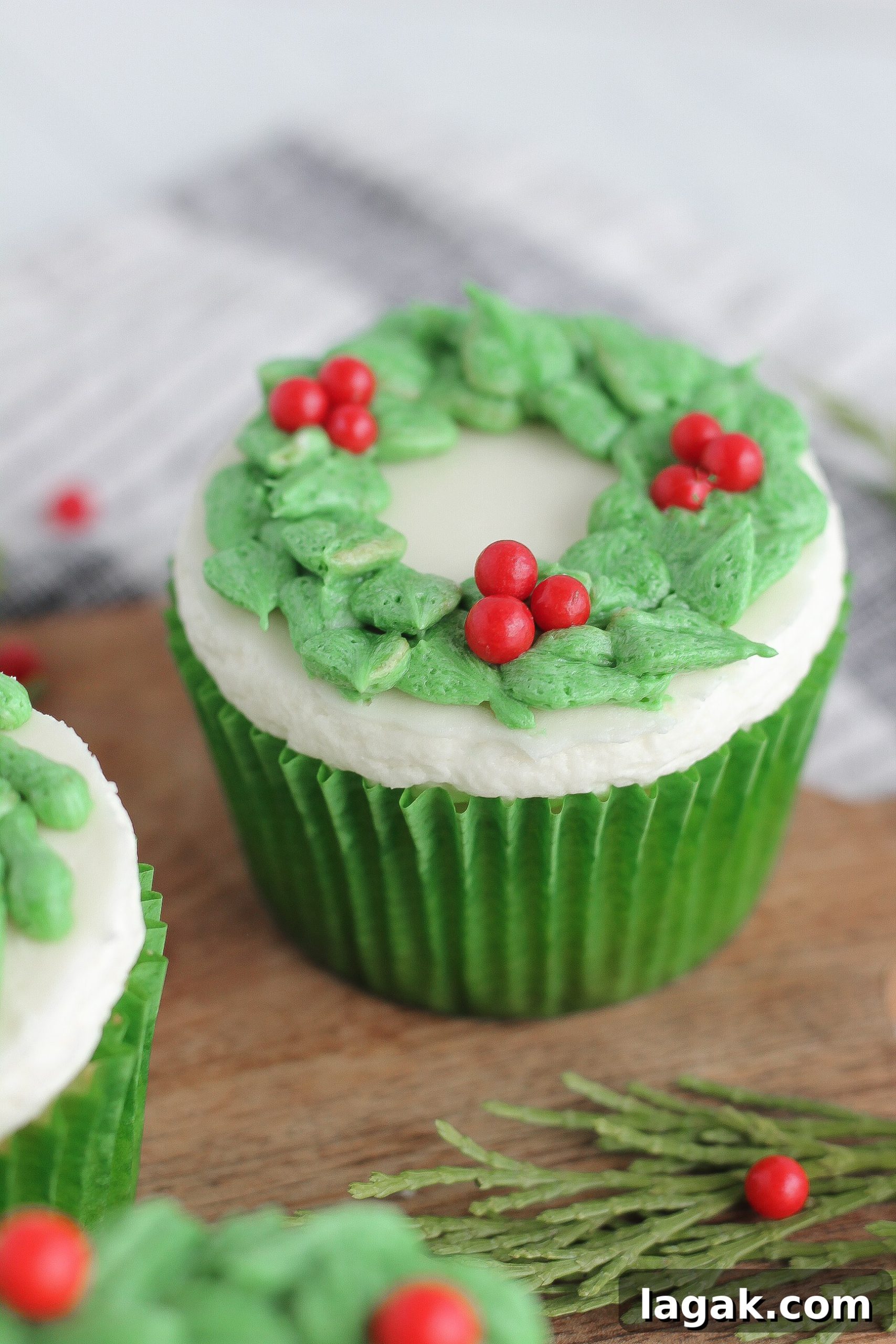 6 Creative Buttercream Wreath Cupcake Piping Ideas 9 Minimal wreath closeup
