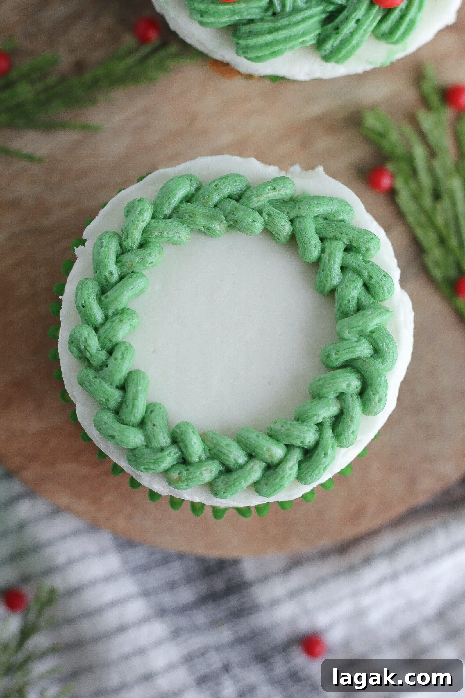6 Creative Buttercream Wreath Cupcake Piping Ideas 10 Holly leaves wreath